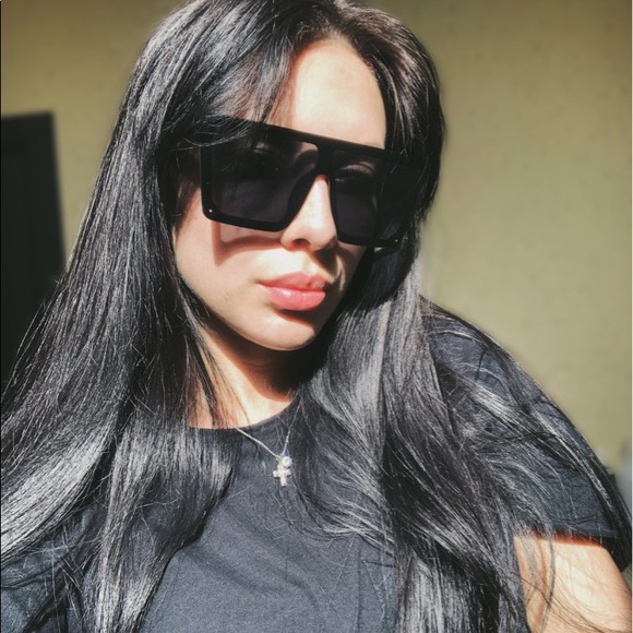 big black sunglasses